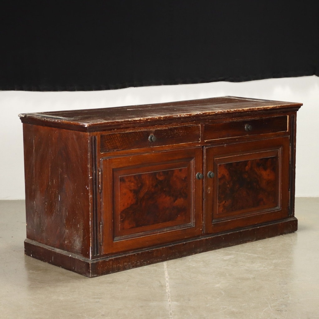 Credenza in abete laccato ottocentesca.