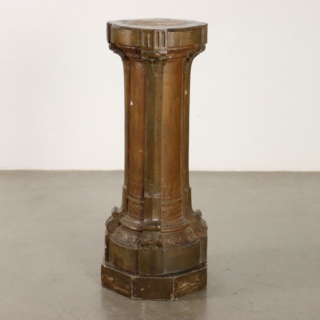 Colonna in terracotta.