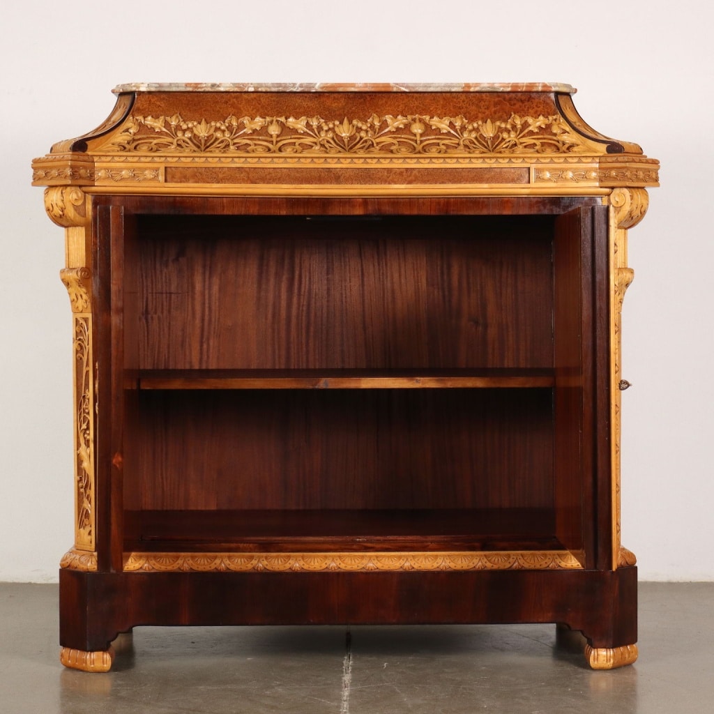 Credenza Liberty di Ferdinando Pogliani. Particolare dell'interno.