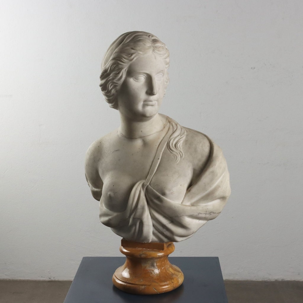 Busto di donna in marmo bianco.